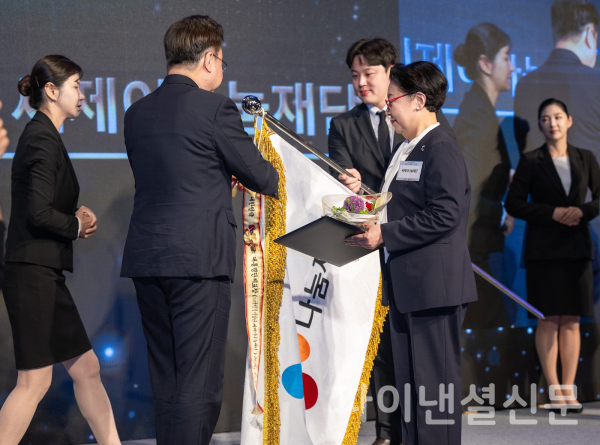 지난 2일 CJ나눔재단이 서울 중구 웨스틴 조선 서울호텔에서 진행된 ‘제103회 어린이날 기념식’에서 아동복지 증진에 기여한 공로로 ‘대통령 표창’을 수상한 가운데 조규홍 보건복지부 장관(왼쪽)으로부터 표창장 및 깃띠를 받았다. (사진=CJ나눔재단)