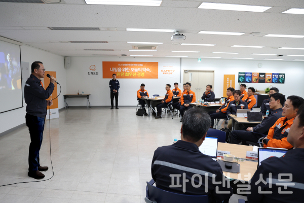 김희철 한화오션 대표이사 사장이 '新안전문화' 정착 및 확산을 위한 커미트먼트 워크숍(Commitment Workshop)에서 경영진들에게 '안전 최우선'을 당부하고 있다. (사진=한화오션)