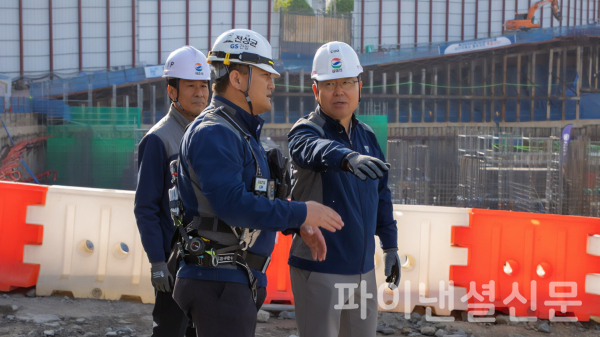 GS건설 COO 김태진 사장(사진 오른쪽)이 안전점검의 날 현장을 방문해 추락재해 예방을 위한 현장 점검을 하는 모습. (사진=GS건설)