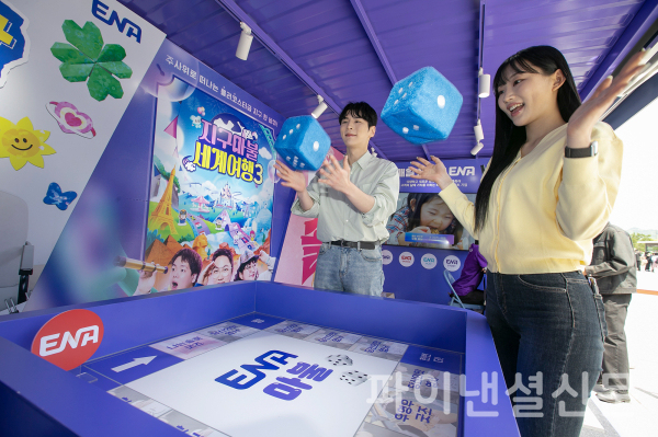 서울 광화문 광장에서 열린 지니 TV 오리지널 팝업에서 고객들이 다양한 체험에 참여해 즐기고 있다. (사진=KT)