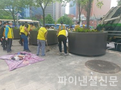 노숙인들이 기차역 광장 환경미화 작업을 진행하고 있는 모습 (사진=코레일)