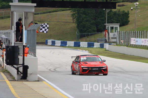 17일 용인 에버랜드 스피드웨이에서 개최된 현대N페스티벌 1라운드의 레이스 1의 금호 아반떼 N1컵 클래스에 출전한 DCT레이싱의 김영찬이 체커기를 받으며 1위로 결승선을 통과하고 있다. (사진=황병우 기자)