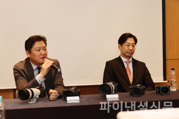 20일 서울 삼성동 코엑스 컨퍼런스홀에서 진행된 소니 KOBA 2025 미디어 세미나에서 (왼쪽부터) 소니코리아 전웅 프로페셔널 솔루션 마케팅 부장과 소니코리아 김태형 컨슈머 부문 디지털 이미징 마케팅 부장이 기자들의 질의에 답변하고있다. (사진=황병우 기자)