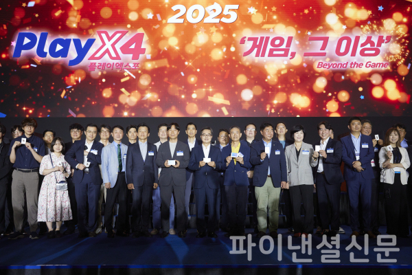 21일 오전 킨텍스 1전시장에서 열린 2025 플레이엑스포(PlayX4)에서 김동연 경기도지사와 참가자 전원이 기념촬영을 하고 있다. (사진=경기도)