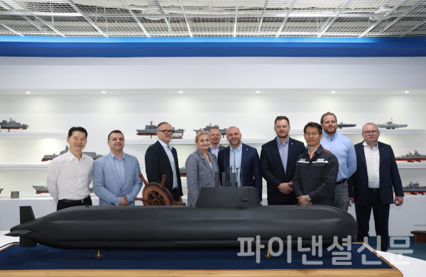한화오션 특수선해외사업단장 정승균 부사장(오른쪽에서 세번째), PGZ SW 마르친 링벨스키 사장(오른쪽에서 두번째), 나우타 조선소 모니카 코자키에비치 사장(왼쪽에서 네번째) 등 3사 관계자들이 한화오션 거제사업장 내 전시실을 둘러보고 기념촬영을 하고 있다. (사진=한화오션)
