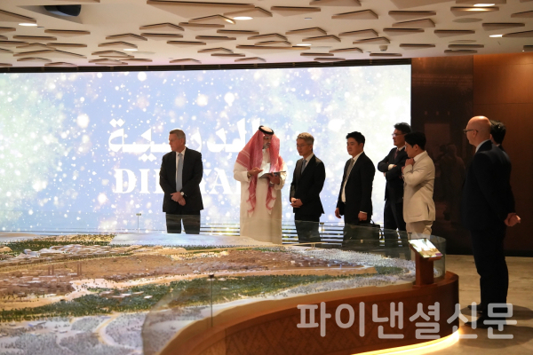 지난달 25일 사우디아라비아 디리야 게이트 개발청 내 전시된 조감도 모형 앞에서, 류긍선(사진 왼쪽 세 번째) 카카오모빌리티 대표를 비롯한 카카오모빌리티 관계자들이 디리야컴퍼니 관계자들로부터 디리야 프로젝트에 대한 설명을 듣고 있다. (사진=카카오모빌리티)