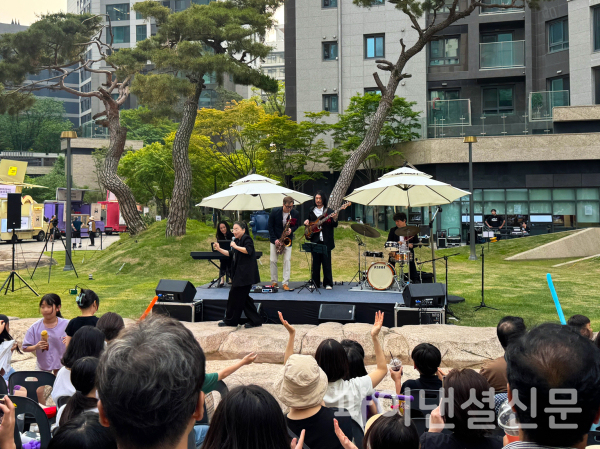 31일 디에이치 자이 개포 단지 내 중앙광장에서 열린 '잔디밭 뮤직 페스티벌'에서 입주민들이 가수 난아진과 쿨재즈밴드의 공연을 즐기고 있다. (사진=현대건설)