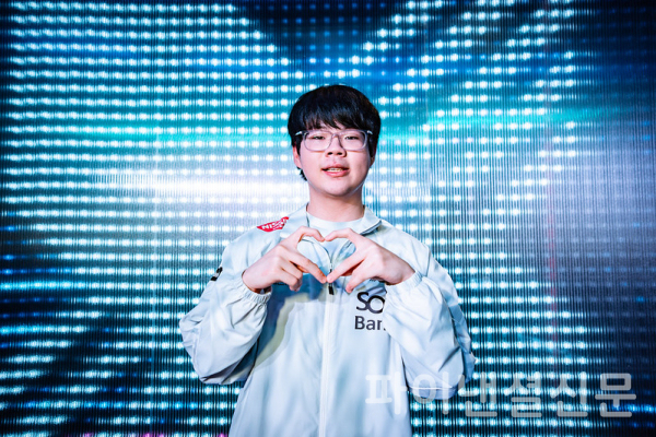 POM과 골드킹 동시 선정된 ‘레이지필’ 쩐바오민 (사진=LCK)