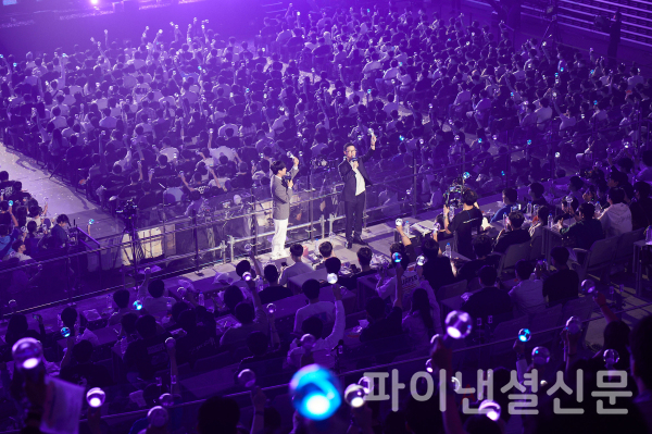지난 7일 서울 장충체육관에서 메이플스토리 2025 여름 '어셈블(ASSEMBLE)' 쇼케이스에서 성승헌 캐스터(왼쪽)와 김창섭 디렉터가 응원봉을 들고 호응을 유도하고 있다. (사진=넥슨)