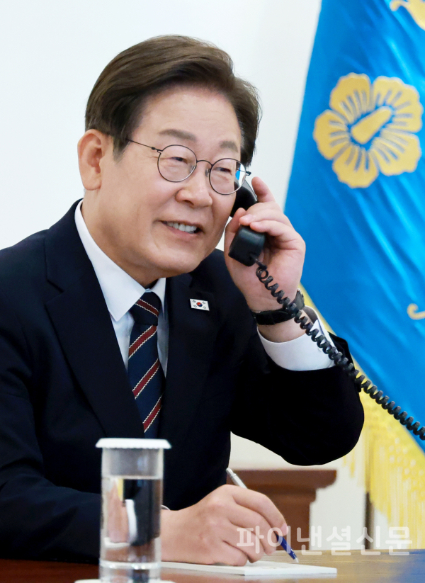 이재명 대통령이 9일 서울 용산 대통령실 청사 집무실에서 이시바 시게루 일본 총리와 전화 통화를 위해 수화기를 들고 있다./사진=연합뉴스