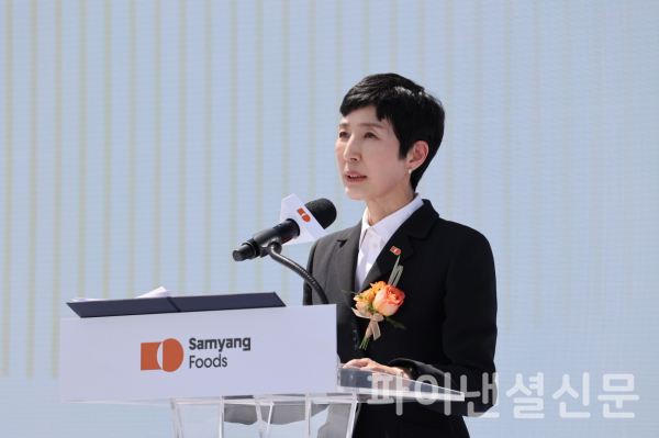 김정수 삼양식품 부회장인 지난 11일 밀양에서 열린 제2공장 준공식에서 기념사를 전하고 있다. 김정수 부회장은 "앞으로도 더 오래 타오르기 위한 준비와 노력을 멈추지 않을 것"이라고 강조하며 "글로벌 수출 대응력을 강화하고, 스마트 팩토리 허브 기지로서 품질 관리와 생산 효율의 완결을 실현할 것"이라고 밝혔다. (사진=삼양식품)