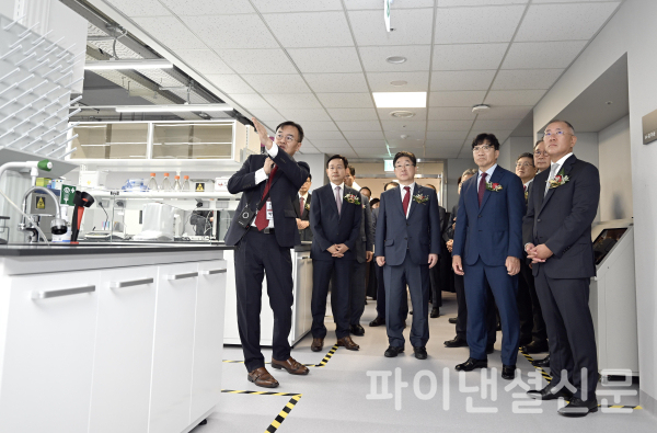 정의선 현대차그룹 회장과 김재호 고려중앙학원 이사장 등 참석자들이 정몽구 미래의학관의 백신 개발 연구 시설에 대한 설명을 듣고 있는 있는 모습. 사진 오른쪽으로부터 정의선 현대차그룹 회장, 김재호 고려중앙학원 이사장, 김동원 고려대 총장, 윤을식 고려대 의무부총장 (사진=현대차그룹)