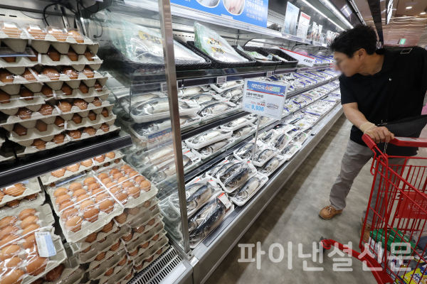서울 시내의 한 대형마트에 진열된 계란과 고등어 /사진=연합뉴스