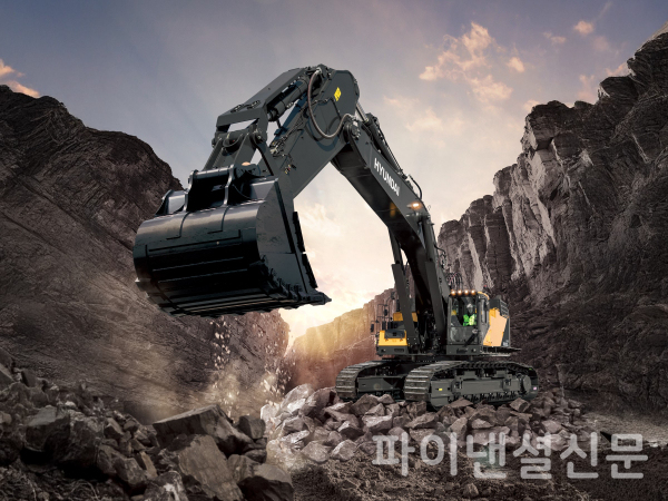HD현대건설기계 100톤급 초대형 굴착기 (사진=HD현대건설기계)