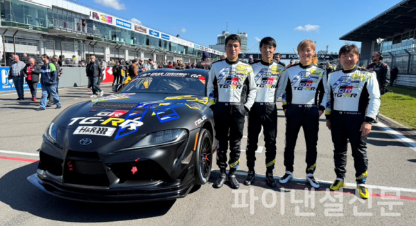 토요타 가주 루키 레이싱, 6년만에 뉘르부르크링 24시 내구 레이스 도전_GR 수프라 GT4 Evo2와 드라이버 (사진=토요타자동차)