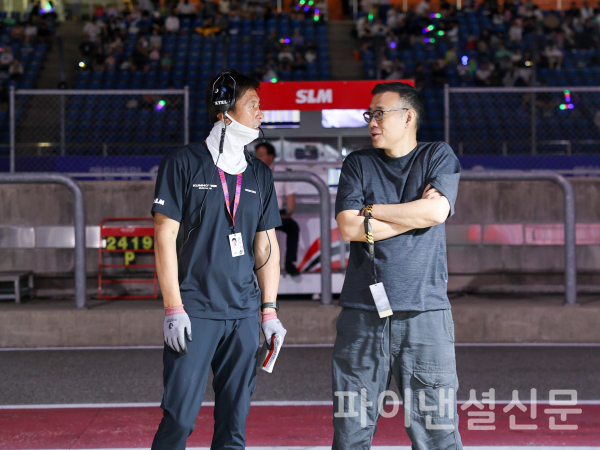금호 SLM 신영학 감독(왼쪽)과 금호 SLM 김진표 명예 감독이 이야기를 나누는 모습. (사진=금호SLM)