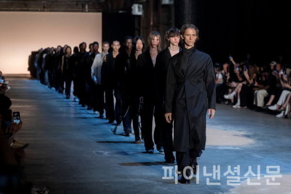 콘진원은 19일, 피렌체 레오폴다 기차역에서 피티 이마지네와 공동 후원한 공식 게스트 디자이너 포스트아카이브팩션(파프)의 단독 패션쇼 ‘Drifer(표류자)’를 성황리에 개최했다. (포스트아카이브팩션(파프) 패션쇼 현장 사진) (사진=콘진원)