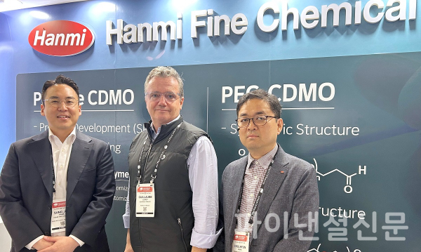 18일, 미국 보스턴에서 개최된 BIO International Convention 2025(BIO USA)에서 한미정밀화학과 에드젠바이오텍이 Mpox 백신 공동 개발을 위한 미팅을 진행했다. (왼쪽부터 한미정밀화학 사업개발팀 박성준 팀장, 에드젠바이오텍 기욤 르루아 CEO, 한미정밀화학 사업본부 박철현 상무) (사진=한미정밀화학)