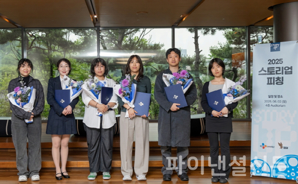 지난 2일 CJ인재원에서 진행된 ‘스토리업 피칭 심사’에 참여한 창작자들이 기념사진을 촬영하고 있다. (왼쪽부터 왕희송, 정혜연, 김은서, 강민아, 신은섭, 오유경) (사진=CJ문화재단)