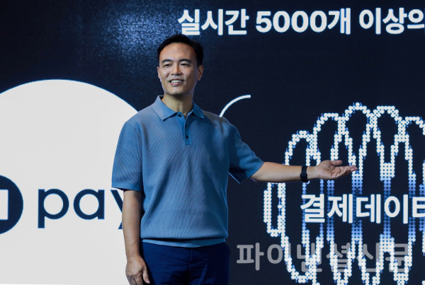 네이버페이 이승배 부사장(CTO)이 26일 서울 종로구 포시즌스 호텔에서 개최된 'Npay 미디어데이 2025' 기자간담회에서 미래 기술 전략에 대해 발표하고 있다. (사진=네이버페이)