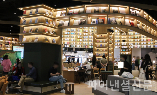 스타필드 마켓 킨텍스점의 시그니처 특화존 ‘북 그라운드’ (사진=이마트)