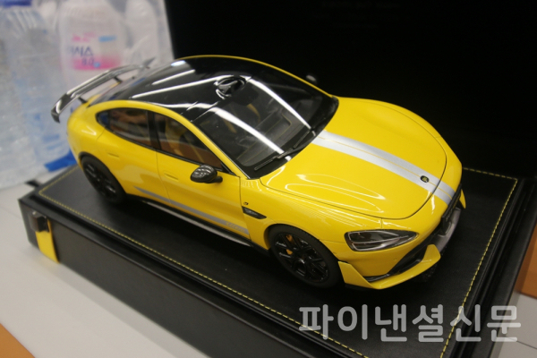 28일 오전 샤오미스토어 서울 여의도점 그랜드 오픈 행사를 기념해 진행된 럭키드로우 경품으로 '샤오미 SU7 울트라 전기차' 다이캐스트 모형이 공개되어 눈길을 끌었다. (사진=황병우 기자)