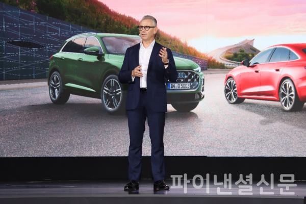 1일 서울 여의도에서 열린 아우디 신차 공개 미디어 행사에서 스티브 클로티 아우디 코리아 사장이 신차를 소개하고 있다. (사진=황병우 기자)