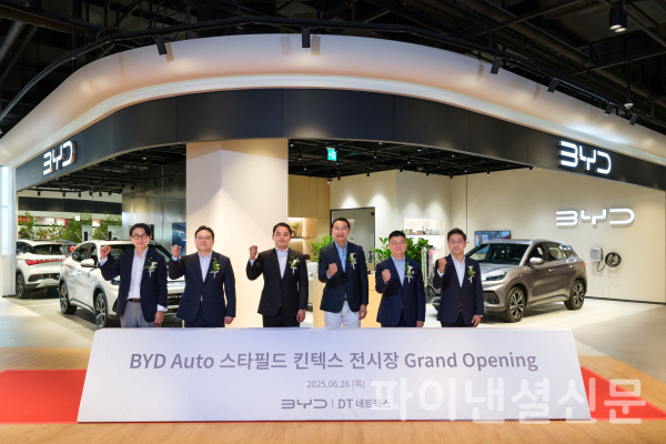 지난달 26일 정식 오픈한 BYD Auto 스타필드 킨텍스 전시장에서 권혁민 DT네트웍스 대표이사(왼쪽 세번째), 류쉐량 BYD 아시아태평양 자동차 영업사업부 총경리(왼쪽 네번째)와 BYD코리아, DT네트웍스, 스타필드마켓 킨텍스 주요 임직원 등이 축하하고 있다. (사진=DT네트웍스)