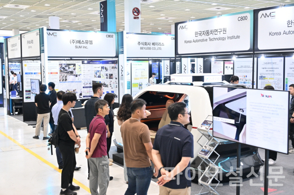 9일 코엑스에서 열린 '2025 자율주행모빌리티산업전'을 찾은 참관들이 최신 자율주행기술을 둘러보고 있다. (사진=코엑스)
