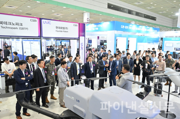 9일 코엑스에서 열린 '2025 무인이동체산업엑스포'에 참석한 내빈들이 전시부스를 참관하고 있다. (사진=코엑스)