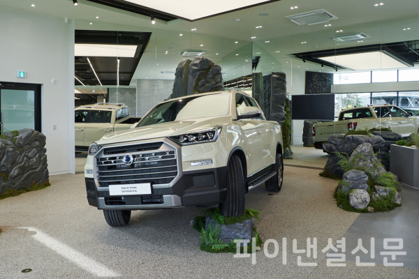 KGM 익스피리언스 센터 강남에 오프로드 컨셉으로 전시된 무쏘 칸(구 렉스턴 스포츠칸) (사진=KGM)