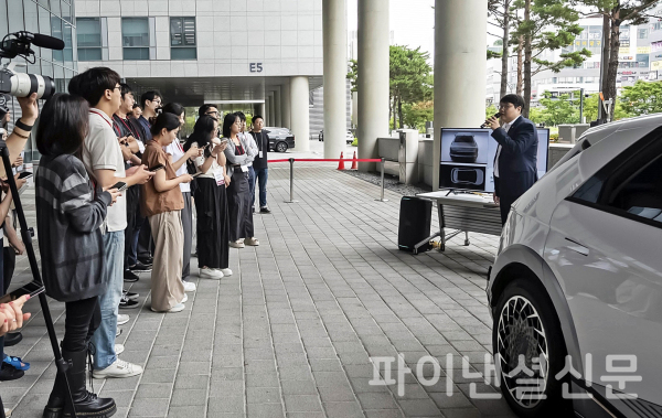 15일 강서구 LG사이언스파크에 위치한 LG이노텍 마곡 본사에서 개최된 '차세대 디지털키 솔루션 기술 설명회'에서 편의제어통신S/W개발팀 배성준 팀장이 솔루션 시연을 하고 있다. (사진=LG이노텍)