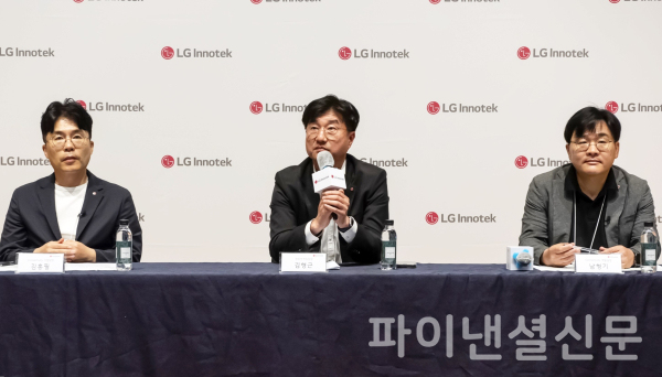 15일 서울 강서구 LG사이언스파크에 위치한 LG이노텍 마곡 본사에서 개최된 '차세대 디지털키 솔루션 기술 설명회'에서 김홍필 Connectivity사업담당(상무)와 김형근 전장마케팅담당, 남형기 Connectivity개발실장이 질의응답을 하고 있다. (사진=LG이노텍)