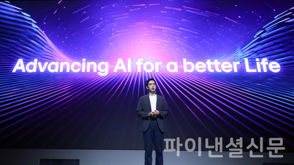 22일 LG AI 토크 콘서트 2025에서 이홍락 LG AI연구원 공동 연구원장이 발표하고 있는 모습