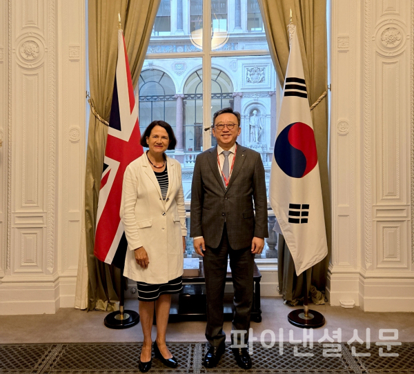 정상혁 신한은행장(사진 오른쪽)과 캐서린 엘리자베스 웨스트 영국 외무·영연방개발부 아태지역 담당 차관이 지난 22일(현지시간) 영국 런던 소재 영국 외무·영연방개발부 본청에서 민간 금융기관 투자 협력을 위한 면담 후 기념 촬영을 하고 있다. (사진=신한은행)