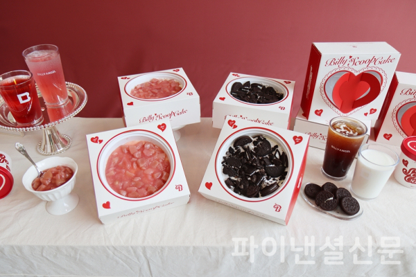 29일 프리미엄 케이크 하우스 빌리엔젤이 선보인 떠먹는 복숭아 요거트 스쿱 케이크(왼쪽)와 떠먹는 쿠키앤크림 스쿱 케이크(오른쪽) (사진=황병우 기자)