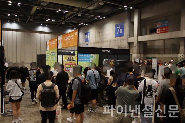 2일 경기도 고양시 킨텍스 2전시장에서 개막한 '원더페스티벌 2025 코리아'의 전시 부스를 줄서서 방문하는 관람객들 (사진=황병우 기자)