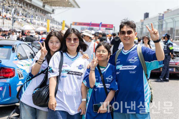 2025 오네 슈퍼레이스 챔피언십 2라운드에서 오네 레이싱 굿즈를 착용하고 그리드워크를 즐기는 관람객 (사진=오네 레이싱)