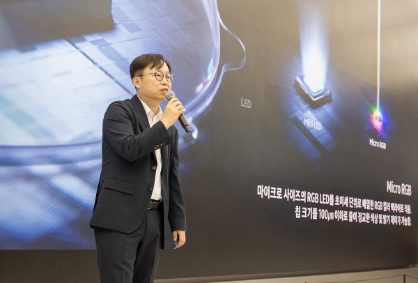  삼성전자 영상디스플레이사업부 개발팀 이종포 상무가 차세대 디스플레이 기술을 집약한 마이크로 RGB TV를 소개하고 있다. /사진=삼성전자