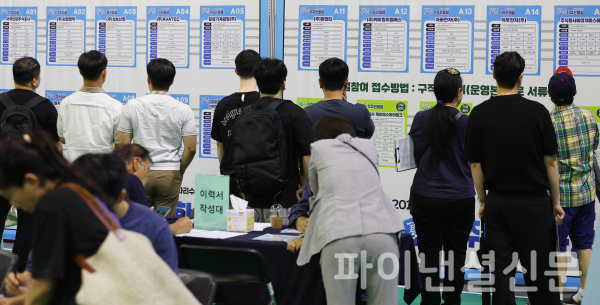 지난달 16일 오후 경북 구미시 복합스포츠센터에서 열린 '춘하추동 취업 한마당'에서 구직자들이 회사별 채용정보를 살펴보고 있다. /사진=연합뉴스