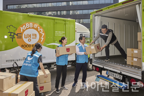 18일 서울 동작구 SPC미래창조원에서 진행된 푸드뱅크 식품 배송차량 전달식에서 도세호 SPC 대표이사(오른쪽 둘째)와 임직원들이 기부 차량에 빵을 싣고 있다. (사진=SPC그룹)