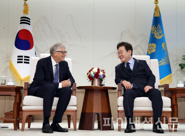 이재명 대통령이 21일 용산 대통령실에서 빌 게이츠 게이츠재단 이사장을 접견하고 있다. /사진=연합뉴스