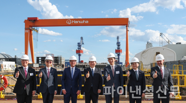 이재명 대통령과 김동관 한화그룹 부회장이 미국 한화필리조선소에서 열린 ‘스테이트 오브 메인호’ 명명식에서 기념 촬영을 하고 있다. 좌측부터 한화필리조선소 데이비드 김 대표, 조현 외교부 장관, 조쉬 샤피로 펜실베니아 주지사, 이재명 대한민국 대통령, 김동관 한화그룹 부회장, 김정관 산업부장관, 토드영 인디애나주 상원의원 (사진=한화그룹)