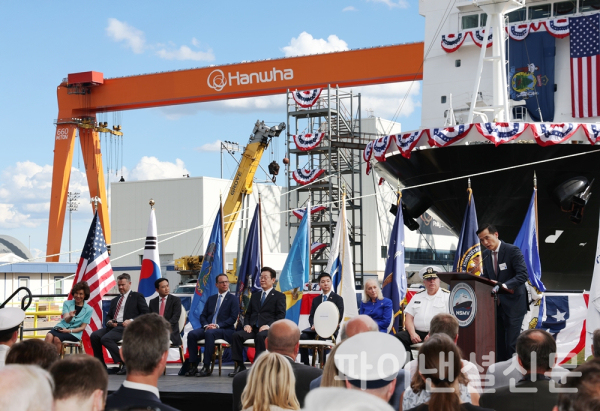 김동관 한화그룹 부회장이 26일(현지시간) 미국 필라델피아시의 한화필리조선소에서 열린 선박 명명식에서 이재명 대통령, 조쉬 샤피로(Josh Shapiro) 펜실베니아 주지사 등이 참석한 가운데 환영사를 하고 있다. (사진=한화그룹)