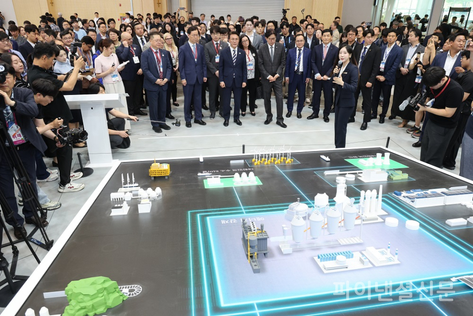 강선배 기자 = 김민석 국무총리 등이 27일 부산 해운대구 벡스코 제1전시장에서 열린 2025 기후산업국제박람회에 참석해 참가업체 전시 부스를 둘러보고 있다. /사진=연합뉴스