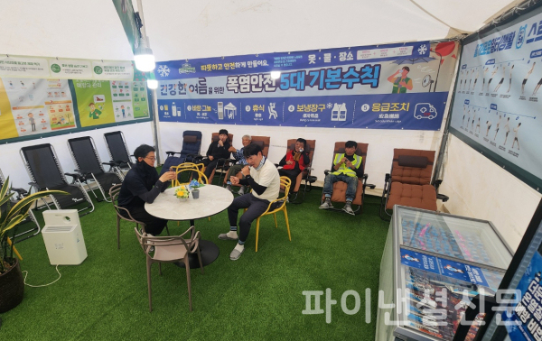 롯데건설 현장의 근로자들이 냉방장치와 차가운 음료, 빙과류가 마련된 휴게공간에서 휴식 중이다. (사진=롯데건설)