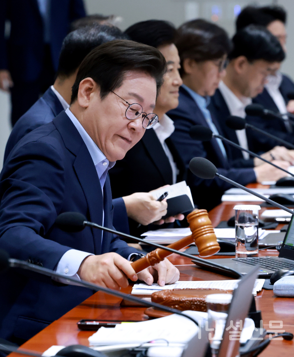 이재명 대통령이 29일 서울 용산 대통령실 청사에서 열린 임시 국무회의에서 의사봉을 두드리며 개회 선언을 하고 있다. /사진=연합뉴스