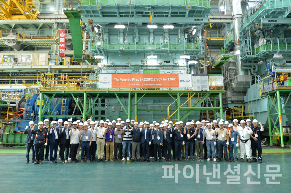 세계 최초 LNG선용 VCR 적용 기념 행사. 사진 중앙 줄무늬 티셔츠 오른쪽은 한화엔진 유문기 대표, 이어서 삼성중공업 장해기 부사장 (사진=한화엔진)