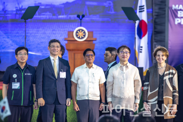 HD한국조선해양은 2일 필리핀 수빅만에 위치한 HD현대필리핀조선소에서 11만 5천 톤급 석유화학제품운반선 건조를 위한 강재절단식을 개최했다. (사진 왼쪽부터 오세광 HD현대필리핀조선소 대표, 김성준 HD한국조선해양 대표, 페르디난드 마르코스 주니어 필리핀 대통령, 이상화 주필리핀 한국대사, 메리케이 칼슨 주필리핀 미국대사) (사진=필리핀 대통령실)