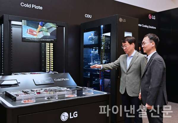 LG전자가 약 500억 원을 투자해 국립창원대 내 연면적 4천평 규모의 차세대 HVAC(냉난방공조) R&D 거점인 ‘LG전자 HVAC 연구센터’를 설립한다. 사진은 지난 7월 마곡 LG사이언스파크에서 AI 데이터센터 액체냉각 솔루션인 CDU(냉각수 분배 장치)를 살펴보는 ES사업본부장 이재성 부사장(왼쪽). (사진=LG전자)